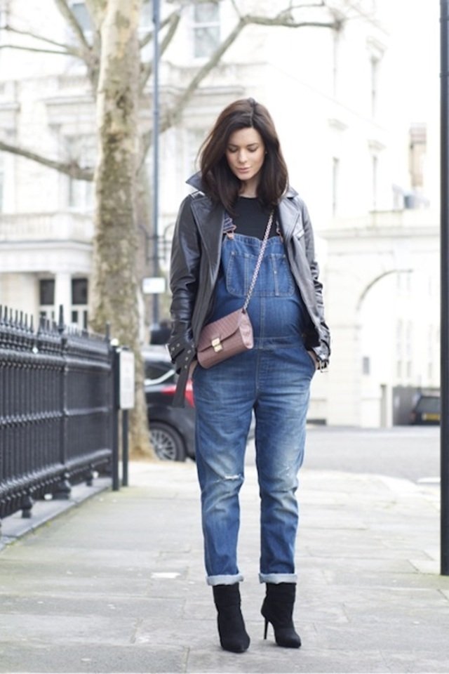 How to Wear Denim Overalls During Pregnancy