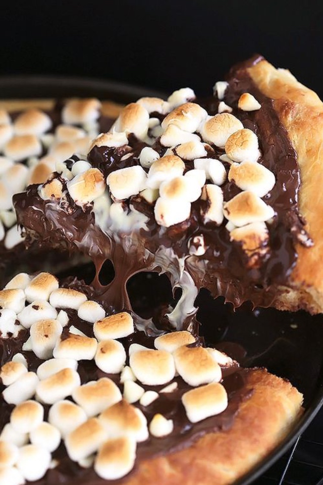 Nutella marshmallow pizza